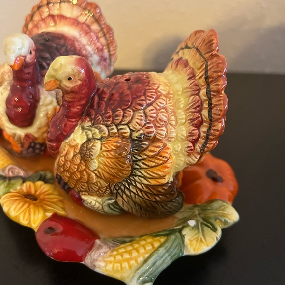 Thanksgiving Turkey Salt and Pepper Shakers - Picture 3 of 4